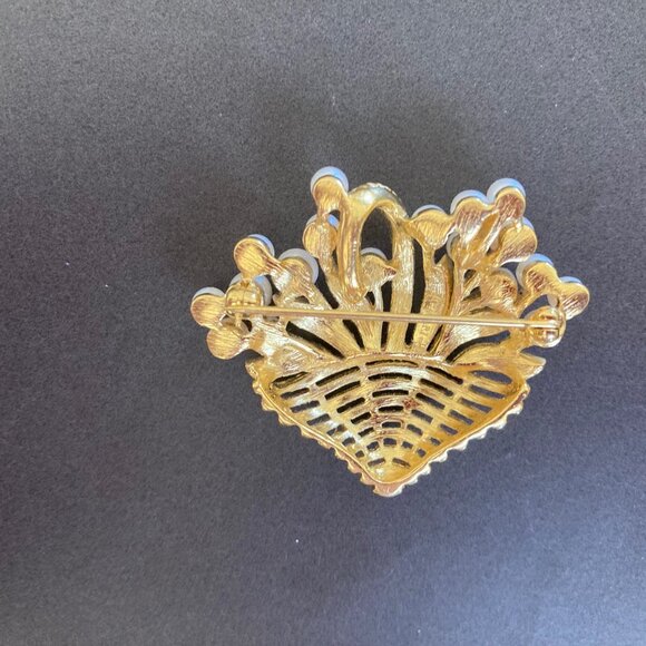Trifari Vintage Brooch Granny Core Signed Faux Pearls Gold Tone Flowers Pin - Picture 7 of 9